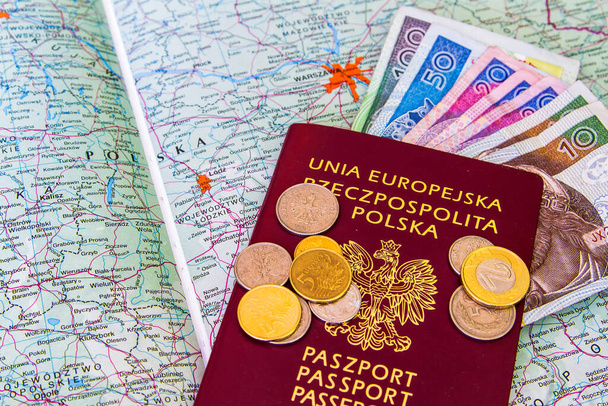 Passaporti rossi e denaro (polacco zloty e dollari) su sfondo mappa - Foto, immagini