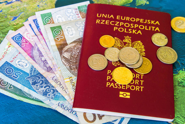 Passaporti rossi e denaro (polacco zloty e dollari) su sfondo mappa - Foto, immagini