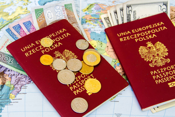 Rode paspoorten en geld (Poolse zloty en dollars) over kaart achtergrond - Foto, afbeelding