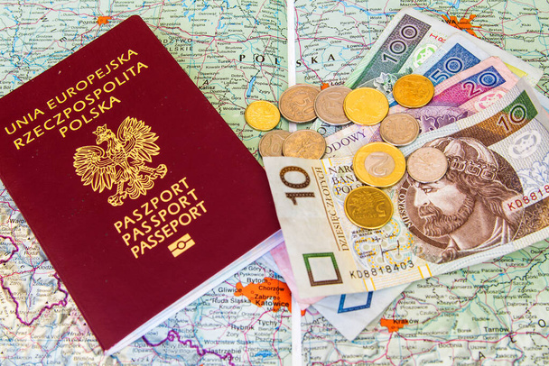 Passaportes vermelhos e dinheiro (polonês zloty e dólares) sobre fundo do mapa
 - Foto, Imagem