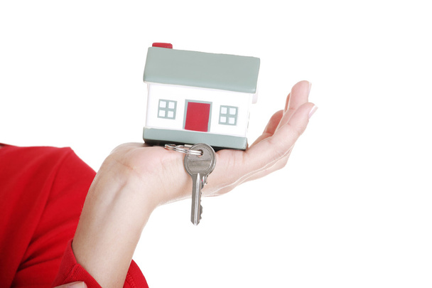 χέρι που κρατά το σπίτι σας κλειδί. - Φωτογραφία, εικόνα