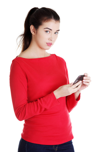 νεαρή γυναίκα με ένα σύγχρονο κινητό - Φωτογραφία, εικόνα
