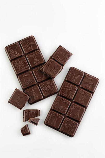 ręcznie robiona czarna czekolada, naturalny na białym tle, widok z góry - Zdjęcie, obraz