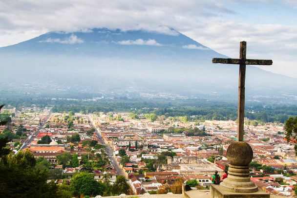 Άποψη από Cerro de la Cruz στην Αντίγκουα, Γουατεμάλα, Κεντρική Αμερική. Αντίγκουα είναι πρώην πρωτεύουσα η οποία μεταφέρθηκε στην Πόλη της Γουατεμάλας μετά από σεισμό. - Φωτογραφία, εικόνα
