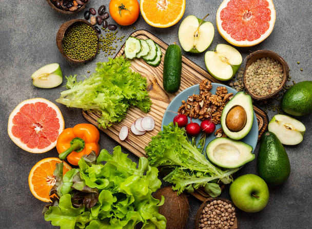 Zdrowa wegańska dieta jedzenie koncepcja warzywa orzechy zielone. Widok z góry. - Zdjęcie, obraz