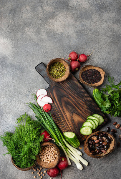 Tabla de cortar de madera ingredientes frescos para cocinar comida vegana
. - Foto, Imagen