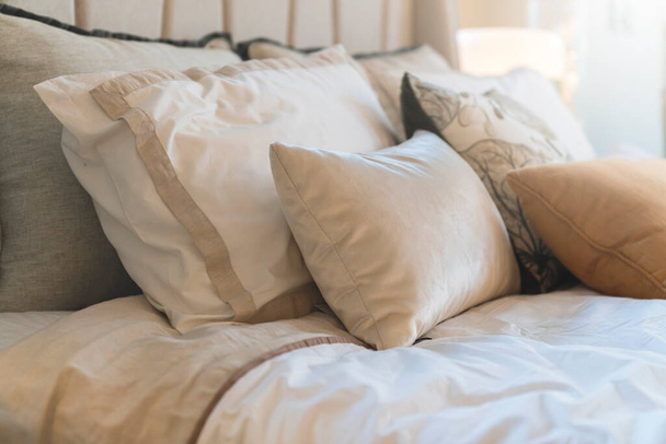 Закрыть белый бежевый мягкие подушки на кровати и одеяло спальня дизайн интерьера concept.bed горничной роскошные идеи концепции - Фото, изображение