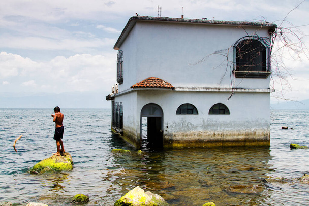 Κενό σπίτι στη λίμνη Atitlan, Γουατεμάλα, Κεντρική Αμερική. Σπίτι είναι στο νερό επειδή η στάθμη του νερού στη λίμνη έχει αυξηθεί τα τελευταία χρόνια. - Φωτογραφία, εικόνα