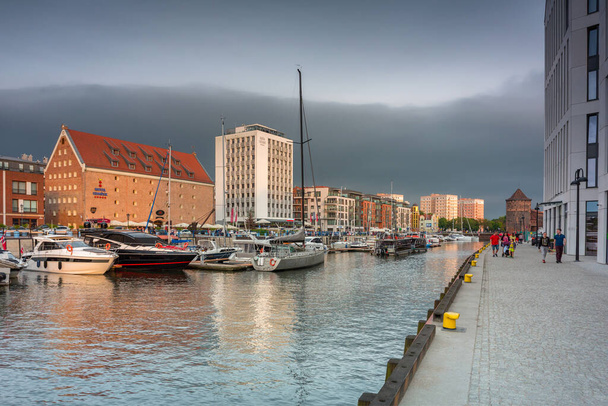 Gdansk, Lengyelország - Június 20, 2020: Modern építészet a magtárak sziget Óváros Gdansk naplementekor. - Fotó, kép