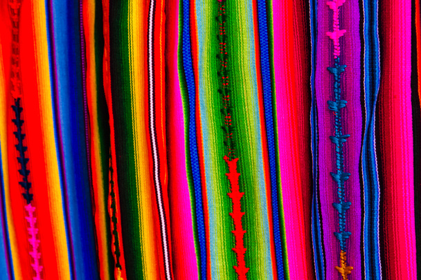 Majów koce tekstylne wzory na rynku w Chichicastenango, Gwatemala, Ameryka Środkowa - Zdjęcie, obraz