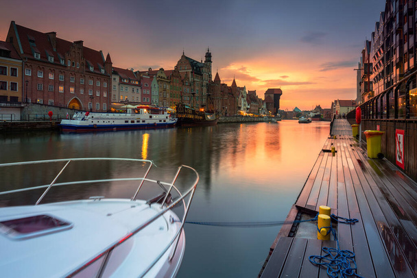 Óváros Gdansk történelmi kikötő daru felett Motlawa folyó esős naplementekor, Lengyelország. - Fotó, kép
