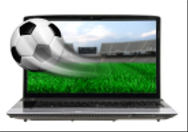 piłka w ruch leci na białym ekranie laptopa - Zdjęcie, obraz