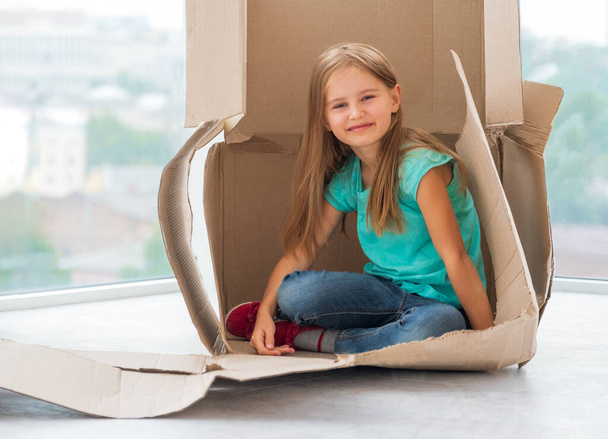 Smiling school girl in shipping box - Foto, immagini