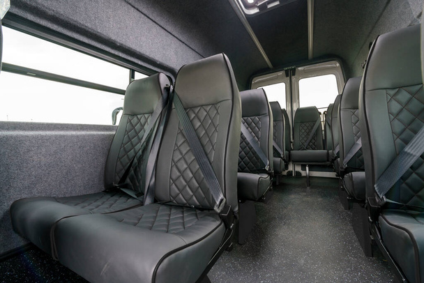 Wnętrze furgonetki z siedzeniami dla pasażerów - Zdjęcie, obraz