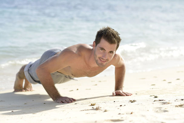 Man exercising on the beach - Foto, Imagen