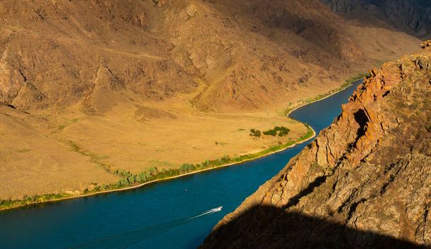 Долина річки Ілі в Казахстані (Алмати). - Фото, зображення