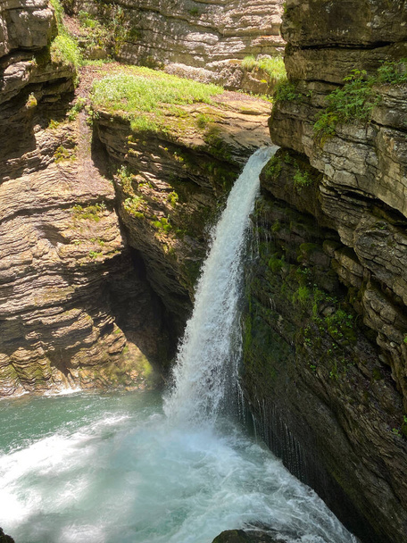 スール川のサワー滝（Thur Waterfall）またはサワースフル・オーダー・サーファエル（英語版）またはサワースフル川のサワースフル滝（英語版）およびオーバートッゲンブルク地方（英語版） 、アンテルワッサー（英語版）-スイスのサンガレン州（スイス）) - 写真・画像