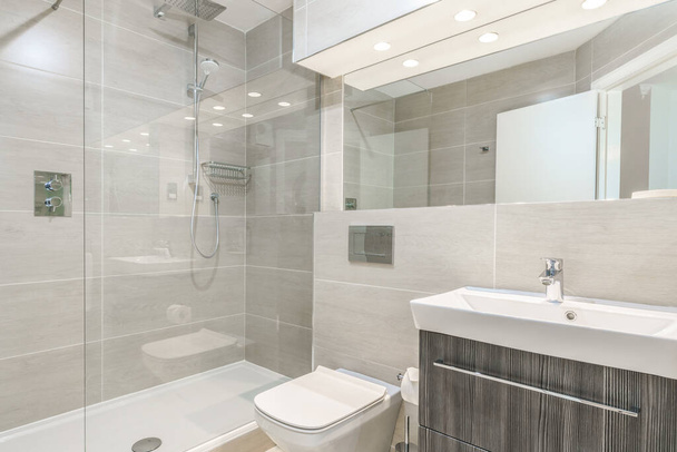Fényes szép modern fürdőszoba zuhanyzóval kabin - Fotó, kép