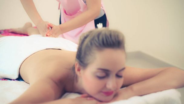Donna rilassata ottenere massaggio alla schiena in spa di lusso con massaggiatore professionista. Benessere, guarigione e relax. - Foto, immagini