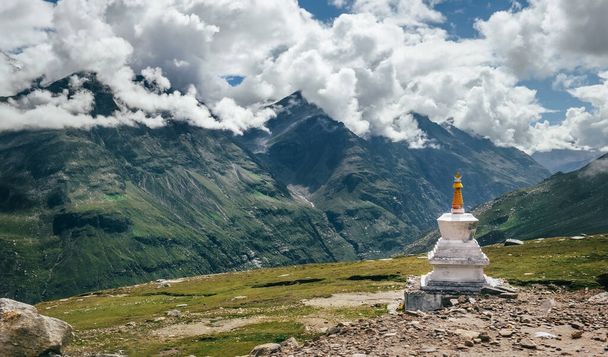 Ritual buddhist stupa on Rohtang La mountain pass in indian Himalaya - Foto, afbeelding