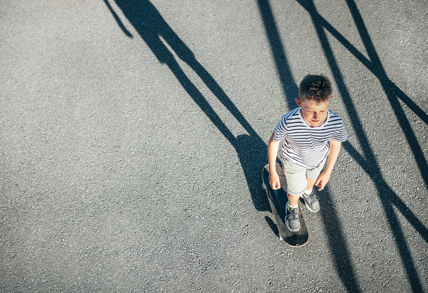 Boy skates on skate board - city sport activites - Valokuva, kuva