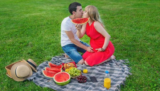 Terhes nő egy pikniken. Szelektív fókusz. Élelmiszer. - Fotó, kép