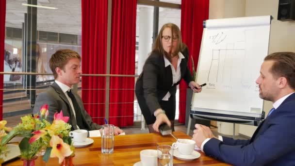 επιχειρηματικοί εταίροι που ακούν την παρουσίαση του συναδέλφου τους κατά τη διάρκεια του συνεδρίου - Πλάνα, βίντεο