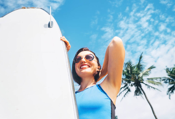 Happy smiling woman with surfboard on tropical beach - Foto, Imagem