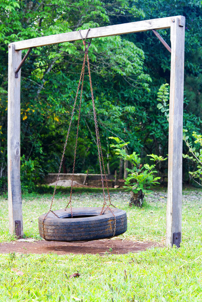 Um grande equipamento infantil de madeira perto da fazenda, Guatemala, América Central
 - Foto, Imagem