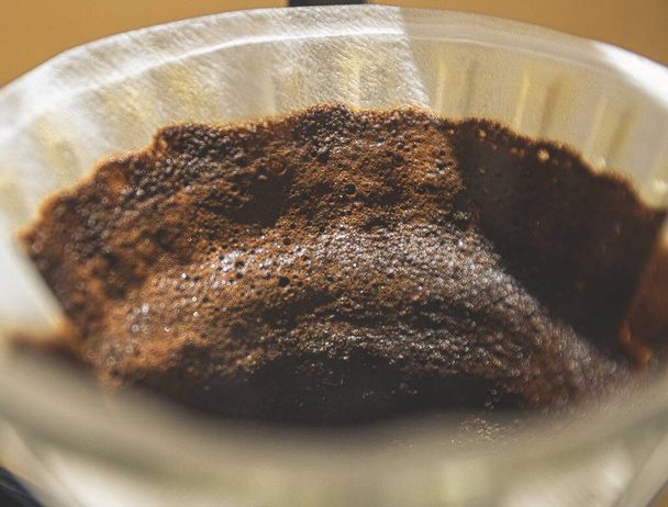 A closeup shot of a brewed black coffee in a pour-over of Chemex coffee maker - Fotoğraf, Görsel