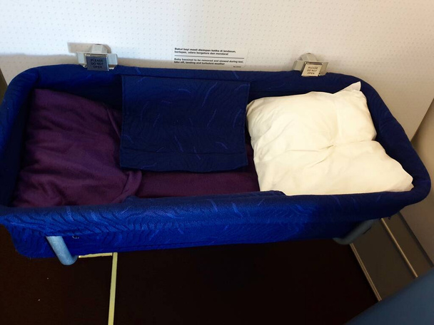 Baby bassinet na cabine do avião
 - Foto, Imagem