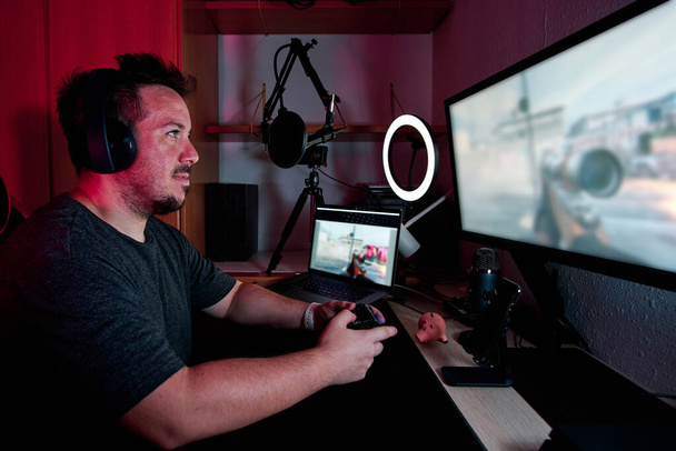 een gamer die live speelt en streamt met microfoons en camera 's - Foto, afbeelding