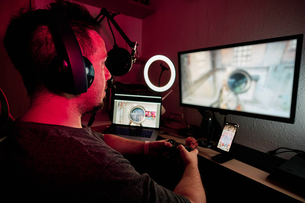 egy játékos játszik és streaming élő mikrofonok és kamerák - Fotó, kép