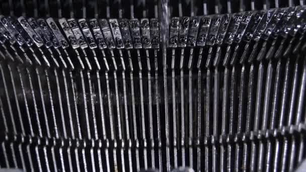 Πληκτρολόγια από μια παλιά γραφομηχανή που χτυπάει και γράφει - Πλάνα, βίντεο