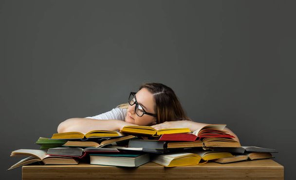 Gözlüklü Bayan Öğrenci Zor Sınav ve Kitaplarda Uyumak, Kütüphanede Yorgun Kadın - Fotoğraf, Görsel