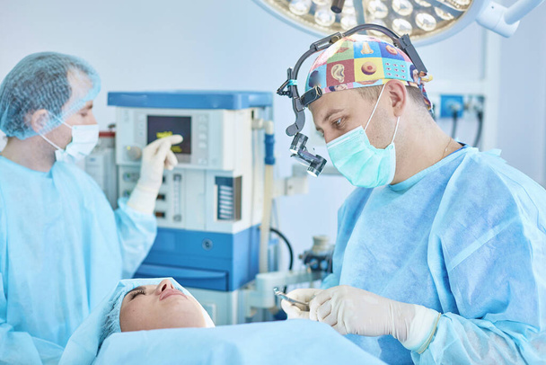 Birkaç doktor hasta operasyon masası üzerinde onların çalışma sırasında çevreleyen. Takım cerrahlar ameliyathane içinde işte - Fotoğraf, Görsel