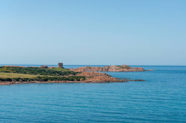 A breathtaking view of cliffs near the calm blue sea at daytime - Foto, immagini