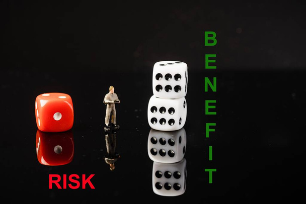 RISK VS REWARD formulazioni con dadi rossi e bianchi - Foto, immagini