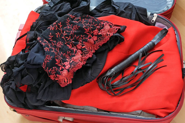 matkalaukku, aurinkohattu, alusvaatteet ja käsiraudat aikuisten pelejä puinen tausta, tasainen lay, sukupuoli matkailu liiketoiminnan käsite. bdsm - Valokuva, kuva