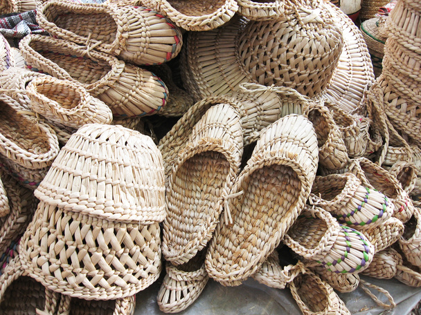 muchos cestería: sandalias, sombreros - Φωτογραφία, εικόνα