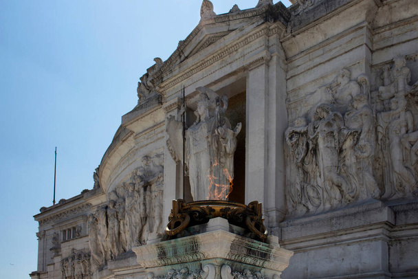Τζάκι μπροστά από αγάλματα στο Βωμό της Πατρίδας στην Pizzza Venezia στη Ρώμη. Μέγα μάρμαρο, κλασικός ναός προς τιμήν του πρώτου βασιλιά της Ιταλίας & του Α 'Παγκοσμίου Πολέμου στρατιώτες. - Φωτογραφία, εικόνα
