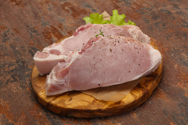 Ωμό χοιρινό κρέας μπριζόλα έτοιμη για σχάρα - Φωτογραφία, εικόνα
