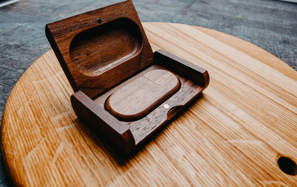 Wooden usb flash drive in a box of solid wood. Handwork - Fotoğraf, Görsel
