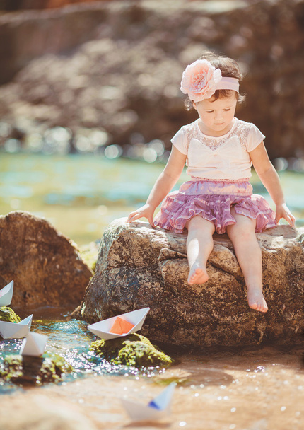 Little girl on walk in the summer outdoors - Foto, Imagen