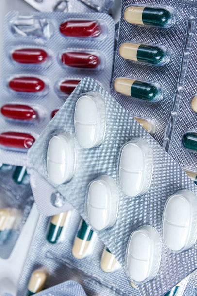 Pill capsules pills and pharmaceutical antibiotics in blister packs. Medical concept. - Foto, imagen