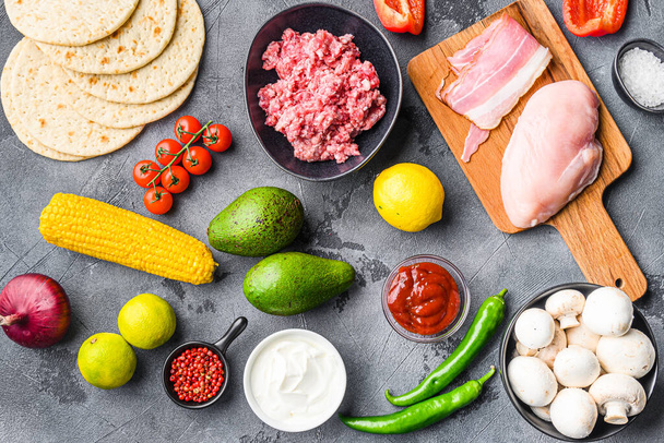 Meksika tacoları için tavuk ve fare eti, mısır bitkisi, salsa sosu, gri desenli arka plan, üst görünüm. - Fotoğraf, Görsel