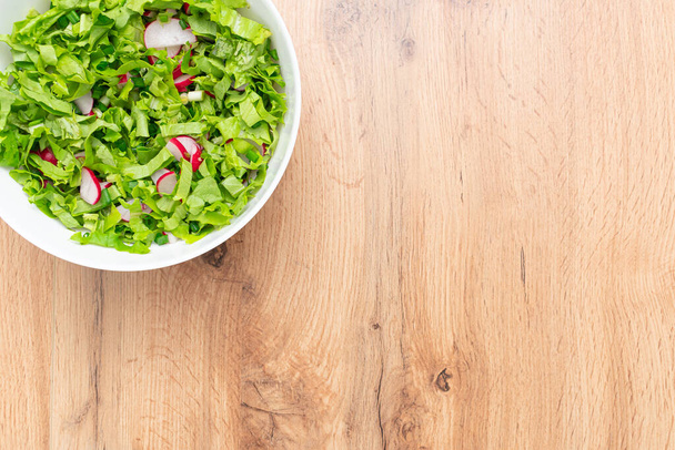 miska sałatkowa ze świeżymi i zdrowymi warzywami na stole, widok z góry - Zdjęcie, obraz