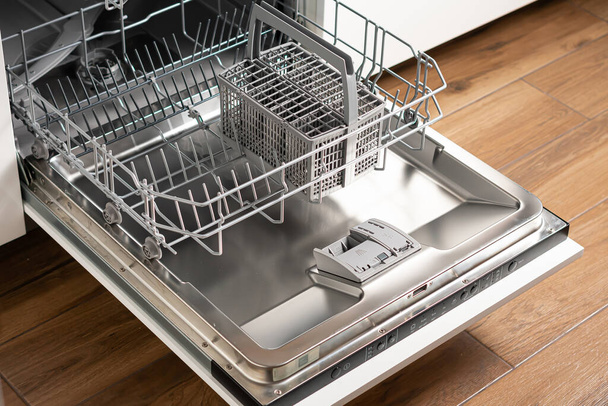 vysoký úhel pohledu na otevřenou myčku nádobí s deskami v moderní kuchyni - Fotografie, Obrázek