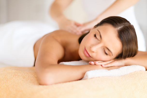 Beautiful woman in spa salon getting massage - Foto, imagen