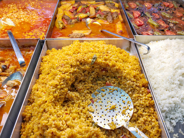 ποικιλία Τουρκικών τροφίμων σε τοπικό εστιατόριο στην Ιστανμπούλ της Τουρκίας - Φωτογραφία, εικόνα